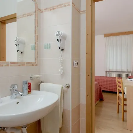 Garni Ciamorc ホテル *